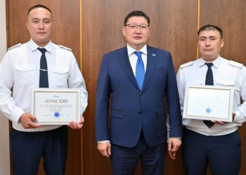 Облыс әкімі жоғалған баланы тапқан полицейлерді марапаттады