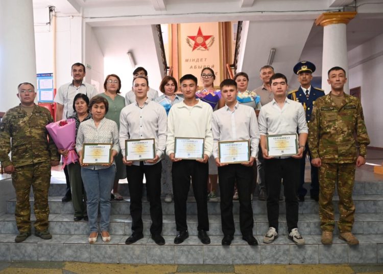 Әскерден оралған сарбаздарға білім сертификаттары табысталды