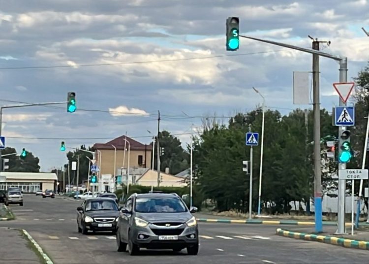 Ақсуатта жол қауіпсіздігін арттыру үшін жаңа бағдаршамдар орнатылды