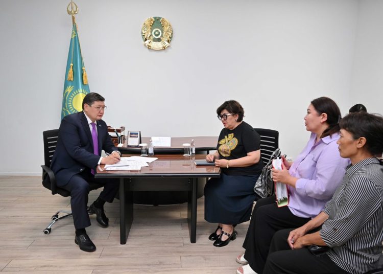 Облыс әкімі тұрғындарды жеке мәселелері бойынша қабылдады
