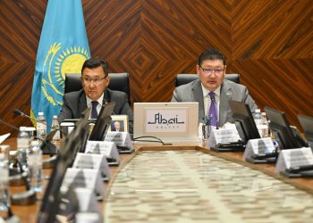 Абай облыстық мәслихатының кезектен тыс сессиясында қандай мәселелер көтерілді?