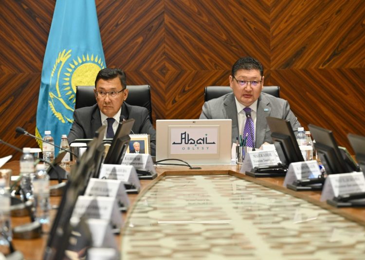 Абай облыстық мәслихатының кезектен тыс сессиясында қандай мәселелер көтерілді?