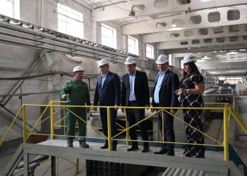 Берік Уәли «Семей Құрылыс Материалдары» зауытының жұмысымен танысты