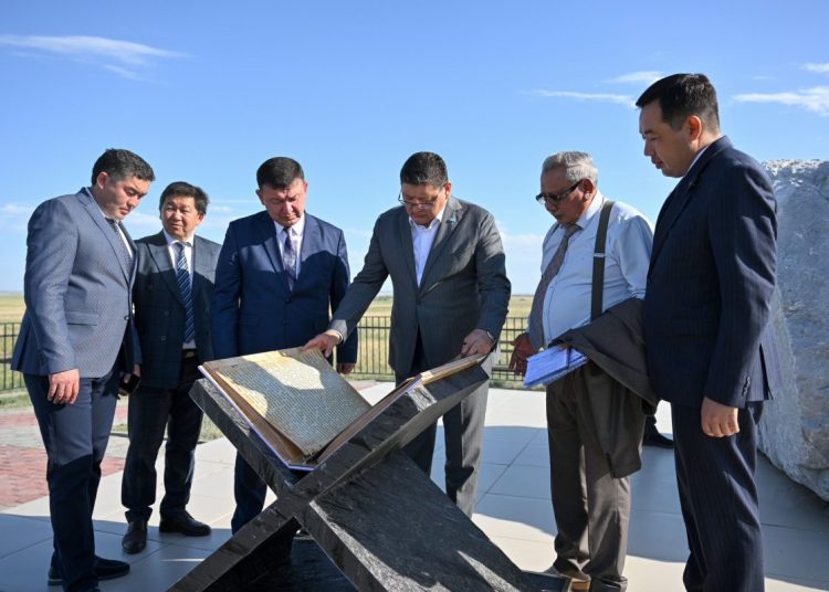 Облыс әкімі Абай төбе би болған Қарамола қонысына барды