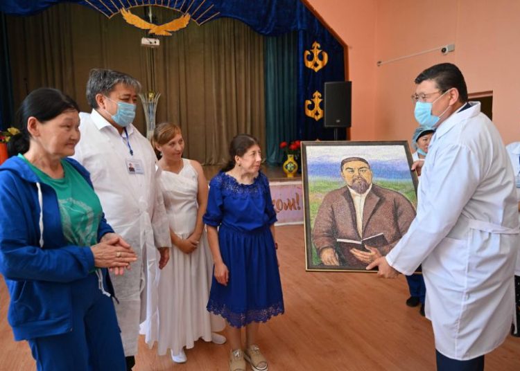 Облыс әкімі Семейдегі Қарттар үйі мен психоневрологиялық орталықтың жағдайымен танысты