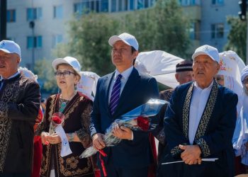 Семейде Абай ескерткішіне гүл шоқтары қойылды