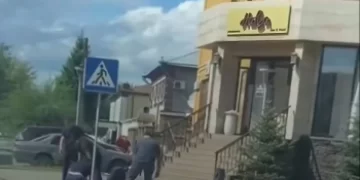 Семейде полиция бөлімінің алдында ер адамды пышақтап кетті