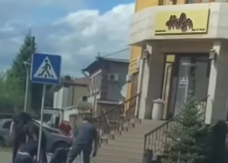 Семейде полиция бөлімінің алдында ер адамды пышақтап кетті