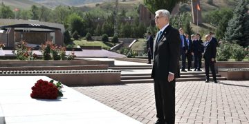 Мемлекет басшысы Қасым-Жомарт Тоқаев «Ата бейіт» ұлттық тарихи-мемориалдық кешеніне гүл шоғын қойды
