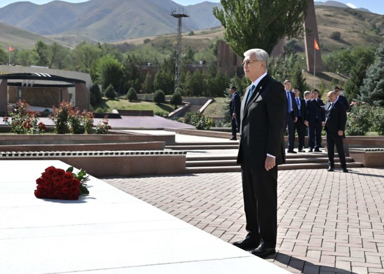 Мемлекет басшысы Қасым-Жомарт Тоқаев «Ата бейіт» ұлттық тарихи-мемориалдық кешеніне гүл шоғын қойды