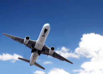 Ақтауда сәби құшақтаған әйел бортта «бомба бар» деп жалған сөйлеген