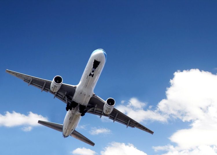 Ақтауда сәби құшақтаған әйел бортта «бомба бар» деп жалған сөйлеген