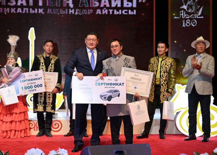 Семейде өткен «Адамзаттың Абайы» айтысының бас жүлдесін Мақсат Ақанов жеңіп алды