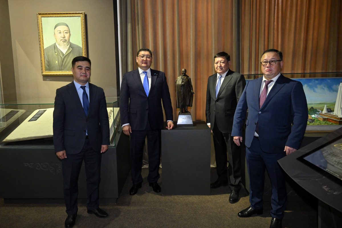Абай музейіне құнды мүсін сыйға тартылды