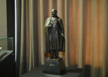 Абай музейіне құнды мүсін сыйға тартылды
