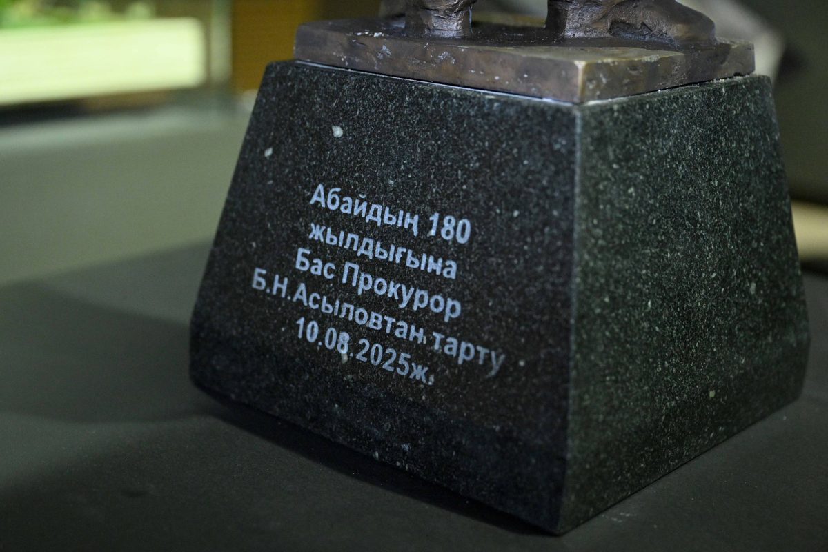 Абай музейіне құнды мүсін сыйға тартылды