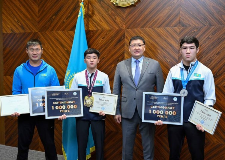 Берік Уәли әлем вице-чемпиондарын қабылдап, марапаттады