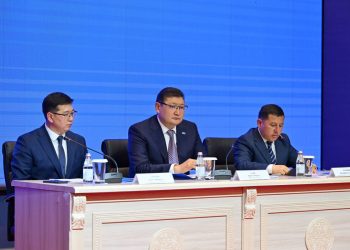 Абай облысының әкімі Берік Уәли тамыз конференциясында баяндама жасады