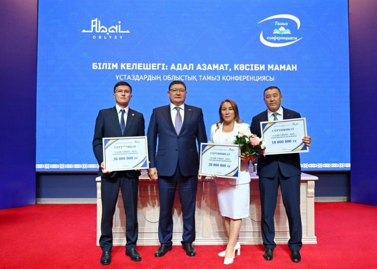 Абай өңірінде үздік ұстаздар марапатталды: Берік Уәли төсбелгілер табыстады