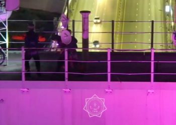 «Өрмекші адам»: Семейдегі аспалы көпір пилонына көтерілген ер адам аман-есен түсірілді