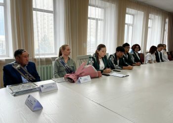 ЖАСТАРМЕН ТӘЖІРИБЕСІН БӨЛІСТІ