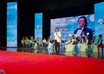 «Абай жолы»: Секен Тұрысбеков пен «Ақ жауын» оркестрі ерекше кеш ұсынды