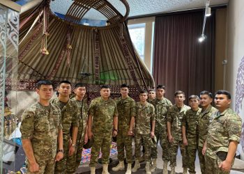 Жас офицерлерге құрмет – ел шебіне адал қызметке бастар ізгі дәстүр