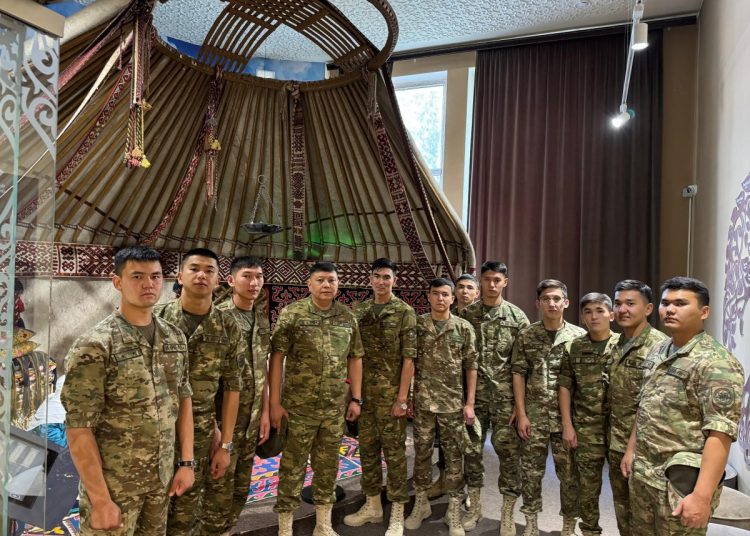 Жас офицерлерге құрмет – ел шебіне адал қызметке бастар ізгі дәстүр