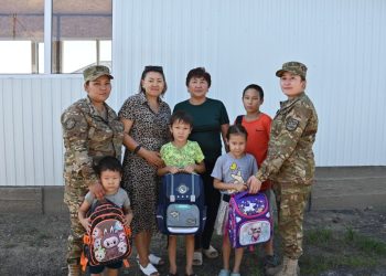 Абай гарнизонында «Мектепке жол» республикалық акциясы аясында көмек көрсетілді