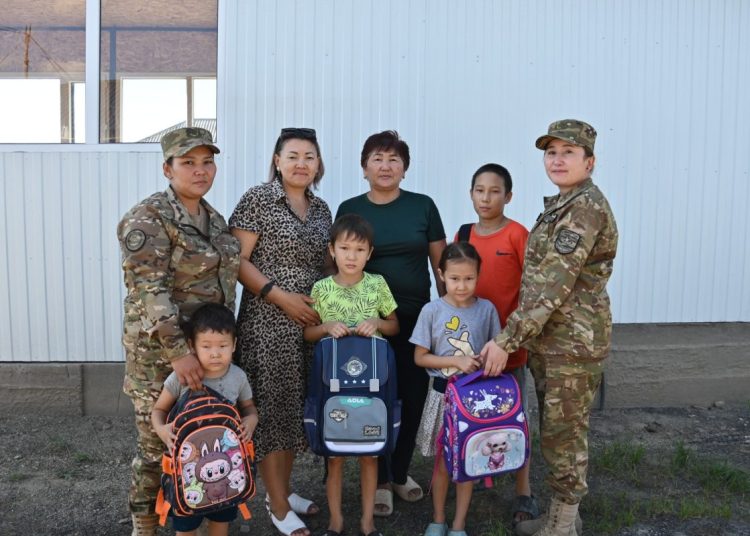Абай гарнизонында «Мектепке жол» республикалық акциясы аясында көмек көрсетілді