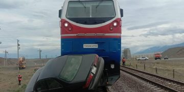 Қаза тапқандар бар: Қарағандыда пойыз бен Mazda соқтығысты