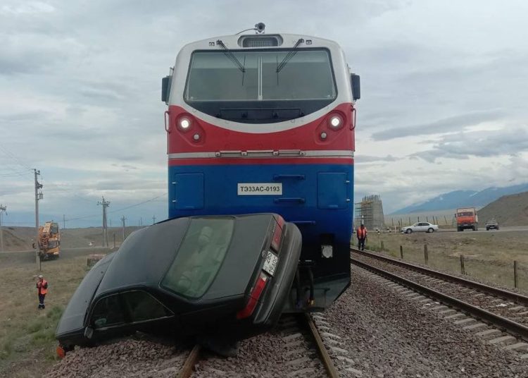 Қаза тапқандар бар: Қарағандыда пойыз бен Mazda соқтығысты