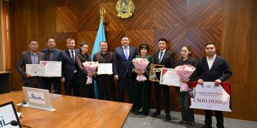 Облыс әкімі байқаудан жүлделі оралған театр актерлеріне құрмет көрсетті