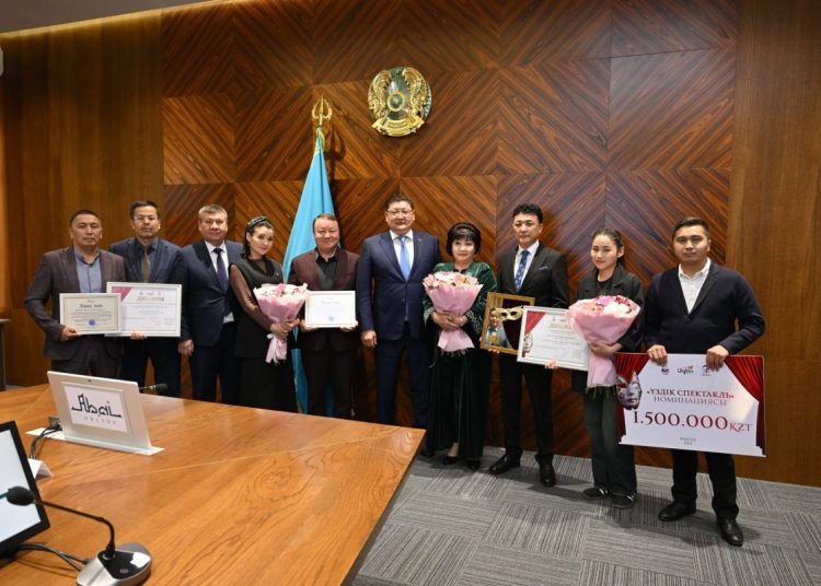 Облыс әкімі байқаудан жүлделі оралған театр актерлеріне құрмет көрсетті