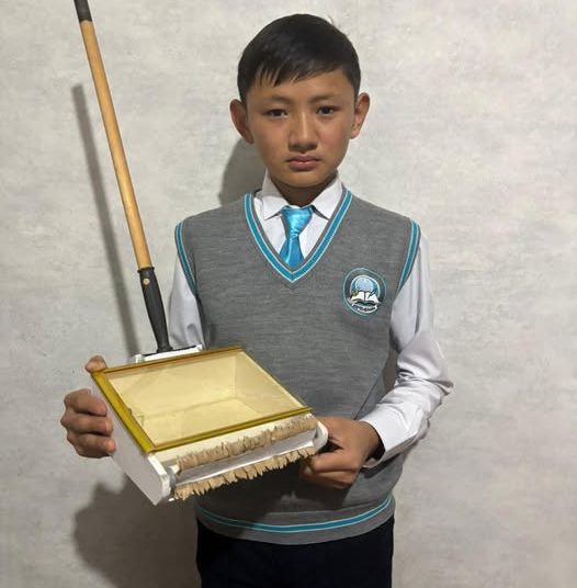 Аягөздік оқушы парта мен еденді тез тазалайтын құрылғы құрастырды