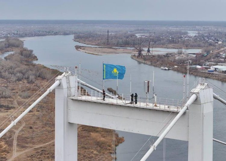 Семей қаласында Республика күніне орай Мемлекеттік Ту көтерілді