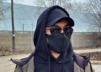 «Белгілі кәсіпкер»: «Маскадағы адамның» кім екені белгілі болды