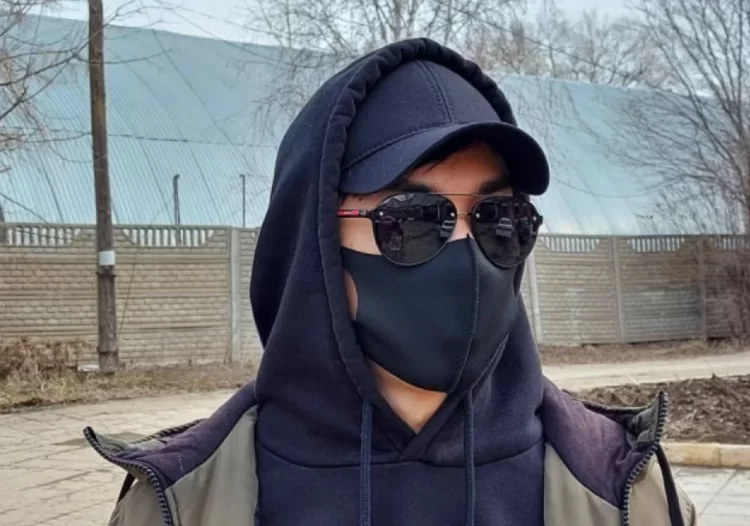 «Белгілі кәсіпкер»: «Маскадағы адамның» кім екені белгілі болды