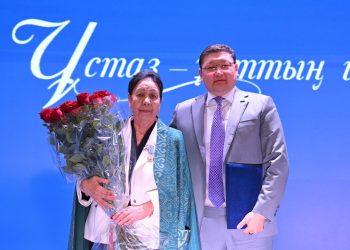 Абай облысында Мұғалімдер күні аталып өтті: үздік ұстаздар марапатталды