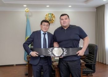 Семей қаласының әкімі Ерасыл Қажыбаевты марапатымен құттықтады