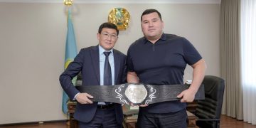 Семей қаласының әкімі Ерасыл Қажыбаевты марапатымен құттықтады