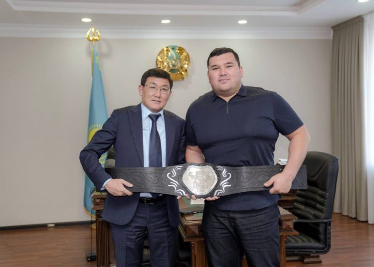 Семей қаласының әкімі Ерасыл Қажыбаевты марапатымен құттықтады