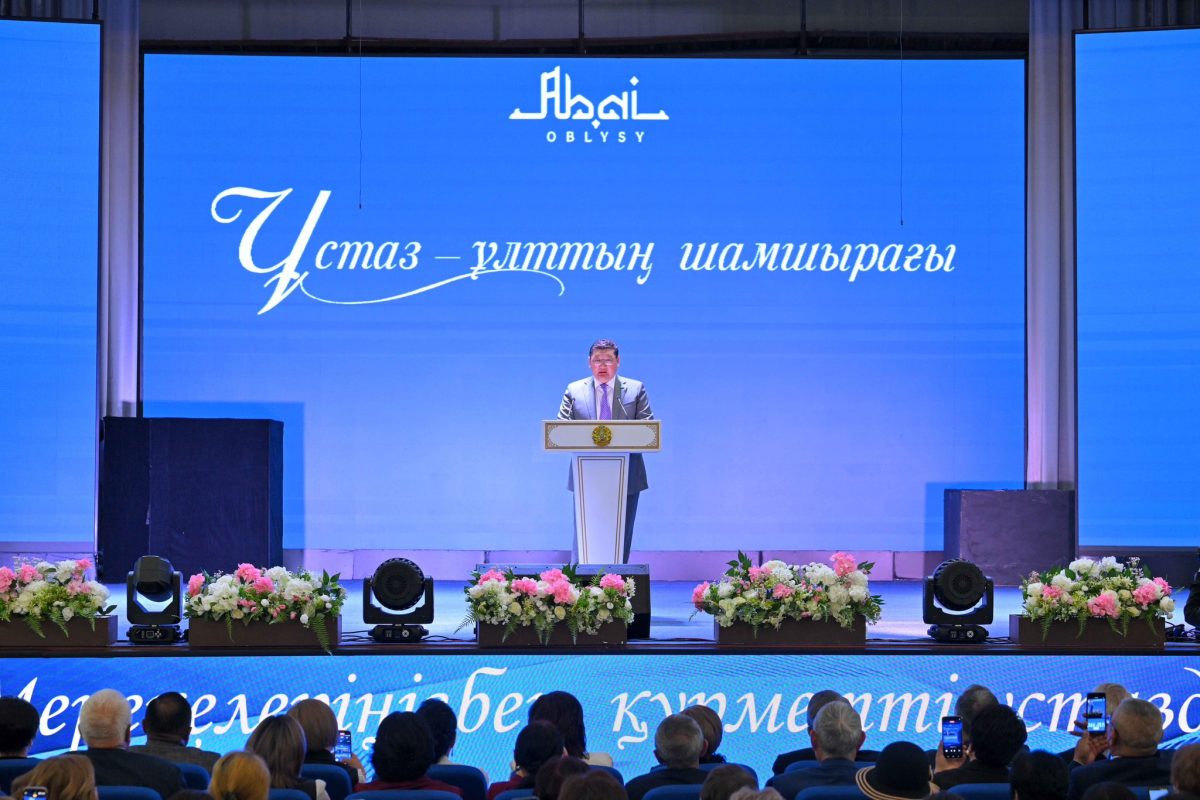 Абай облысында Мұғалімдер күні аталып өтті: үздік ұстаздар марапатталды