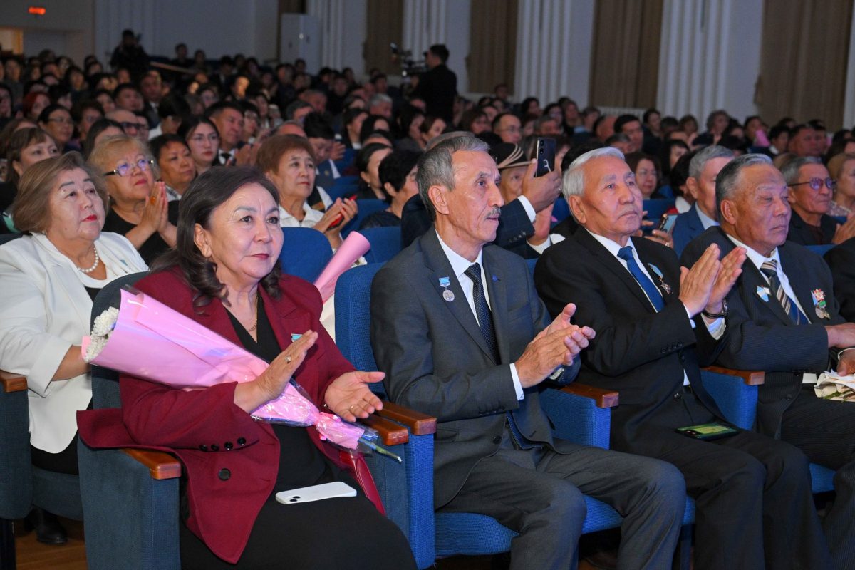 Абай облысында Мұғалімдер күні аталып өтті: үздік ұстаздар марапатталды