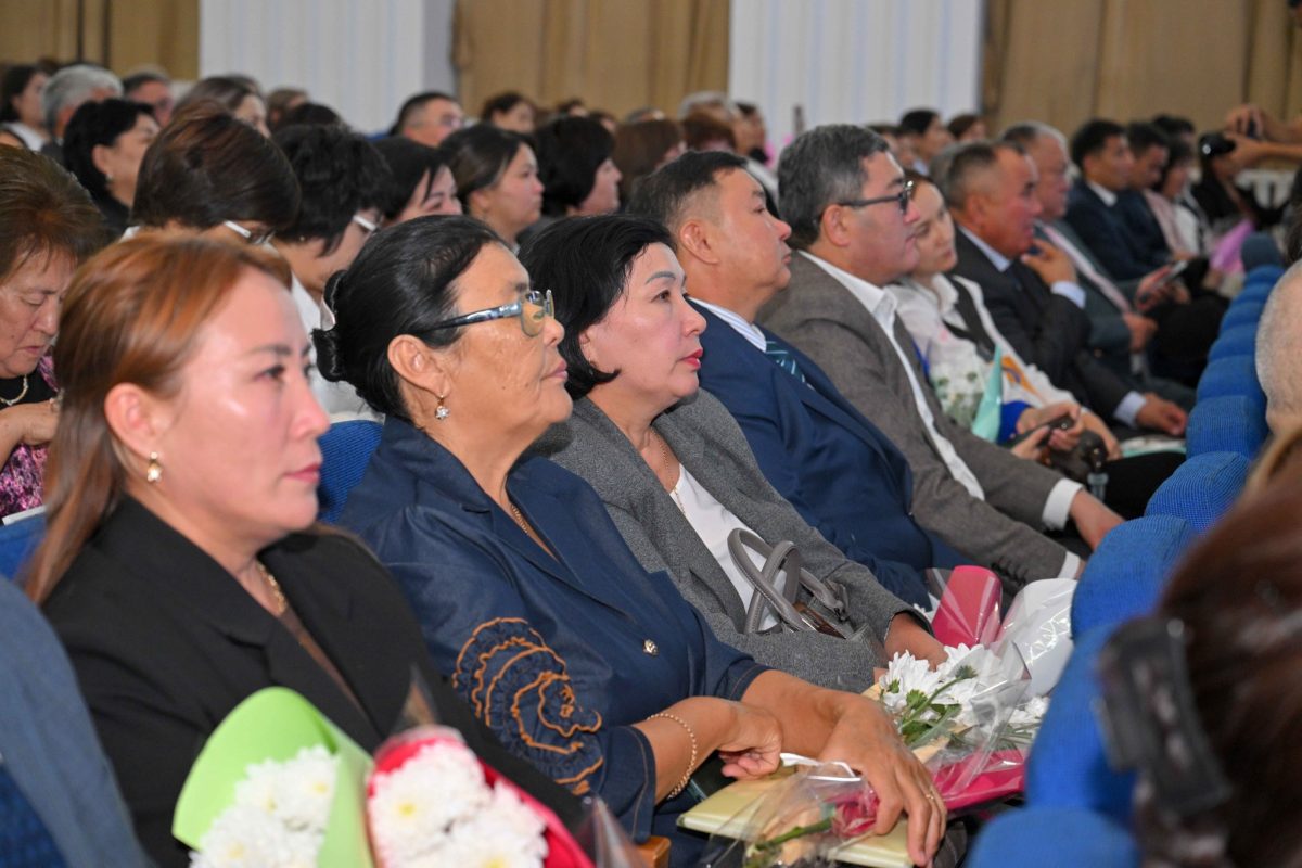 Абай облысында Мұғалімдер күні аталып өтті: үздік ұстаздар марапатталды