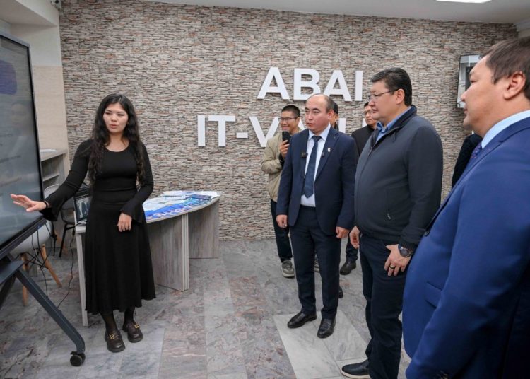 Абайдағы IT-кластер: аймақ басшысы жасанды интеллект жобаларын қолдады