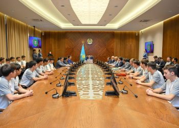 «Елімай» — халықтық клубқа бет алған команда: аймақ басшысы футболшылармен жүздесті