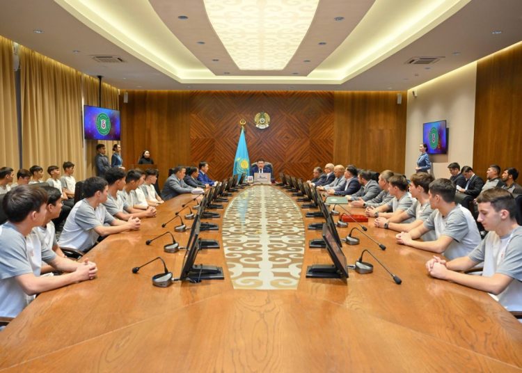 «Елімай» — халықтық клубқа бет алған команда: аймақ басшысы футболшылармен жүздесті