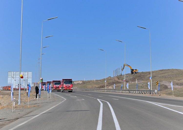 «Қалбатау – Майқапшағай» трассасы қозғалысқа ашылды: өңірлік логистиканың жаңа кезеңі