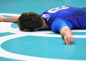 Танымал волейболшыны жаттығу кезінде тоқ соғып, жансақтау бөліміне түсті